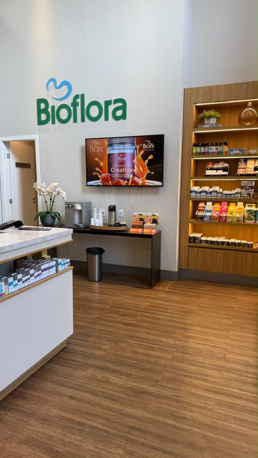 Balcão de atendimento e vitrine de suplementos