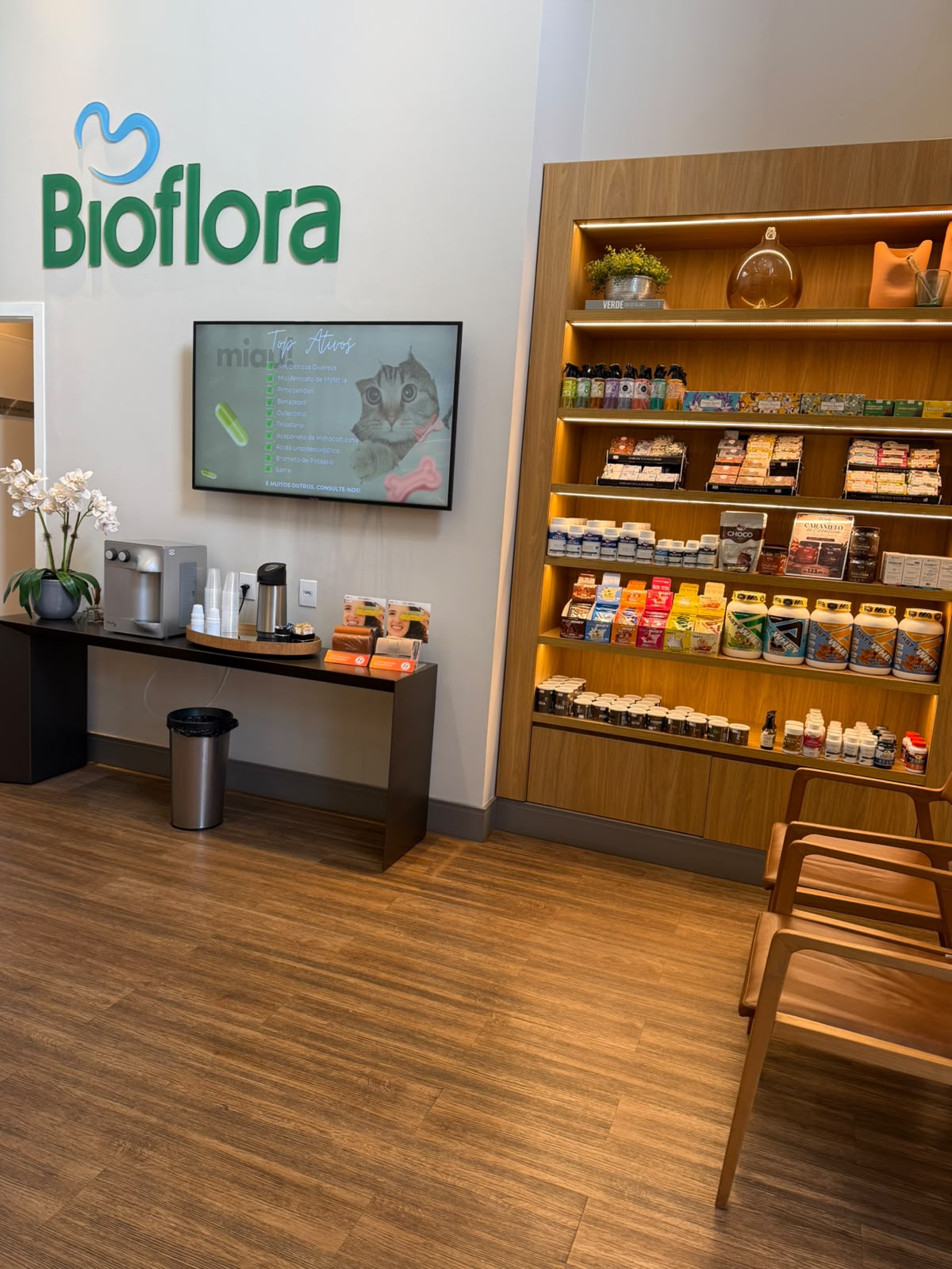 Prateleiras iluminadas com nutracêuticos e cosméticos